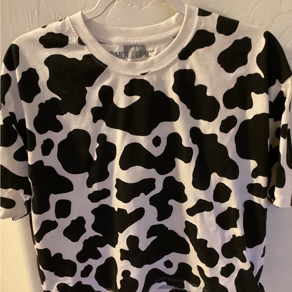 Hot Topic cow print top-SZ XL
PIT TO PIT 19”
Length 23”
R3